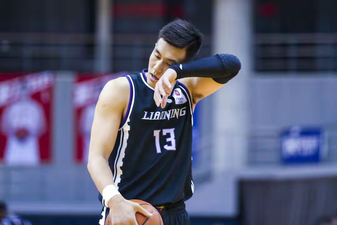 鹈鹕鏖战广州队，郭艾伦惊艳四座