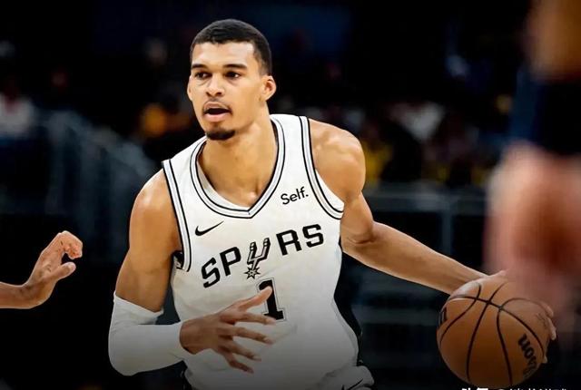 天津队逆转马刺，布克状态火热